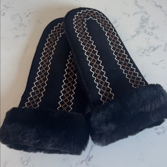 UGG Accessories - Atherson Embroidered Mitten